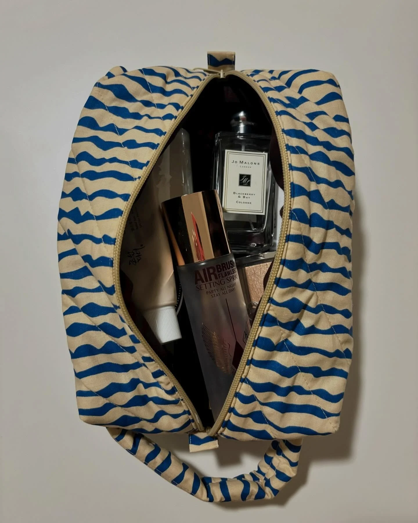 Essentials 🌊

#makeupbag #smallgoods #toiletrybag #custommade #pouch #bag