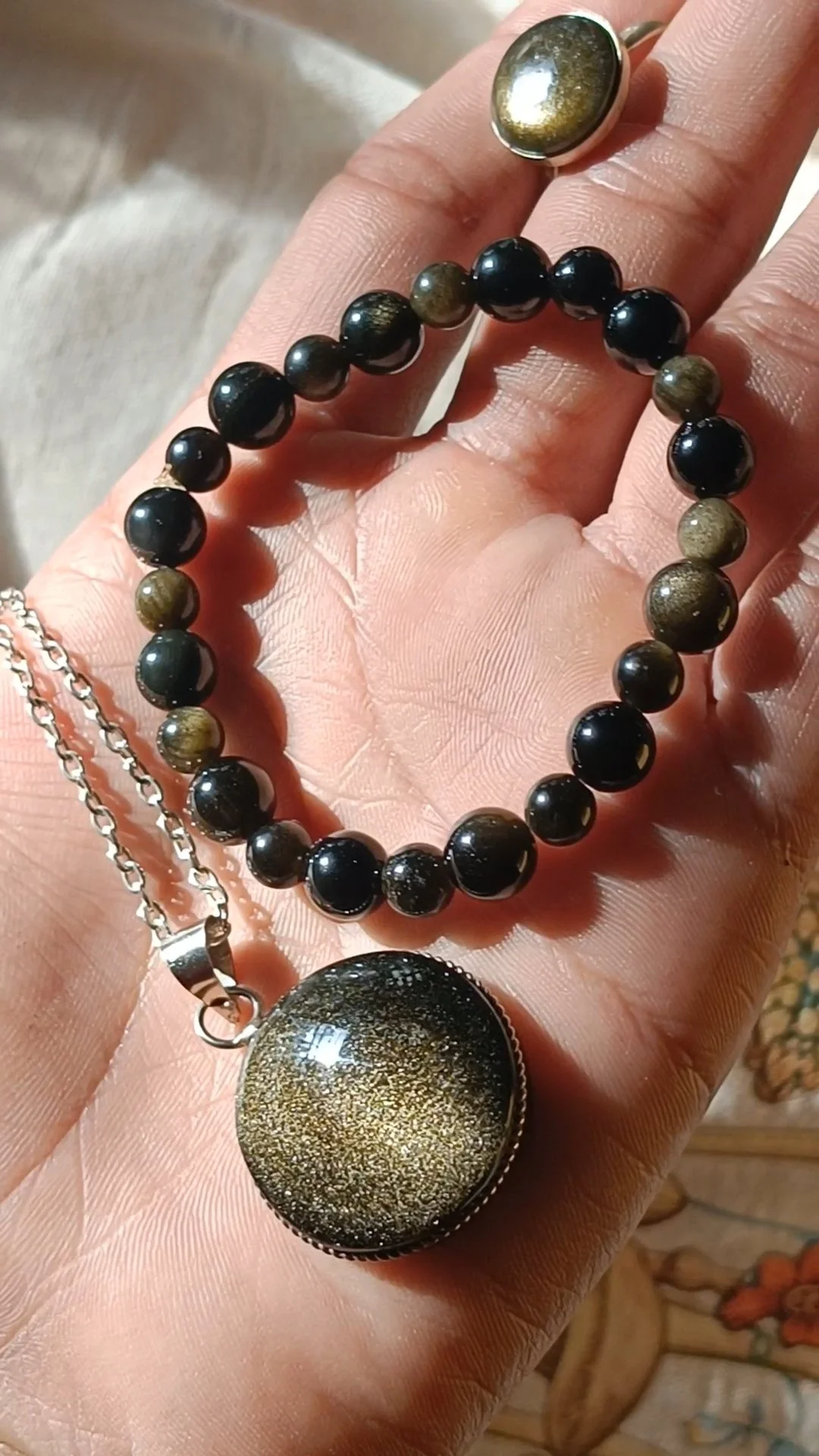 Visitamos centros de artesanías para que te puedas llevar un recuerdo original de obsidiana verde