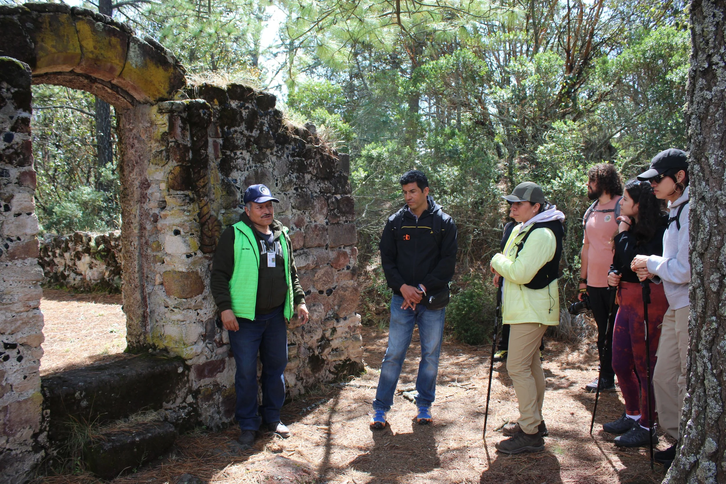 En los Senderos de Obsidiana, el guía del parque nos lleva por las ruinas arqueológicas y nos informa de la historia del lugar.