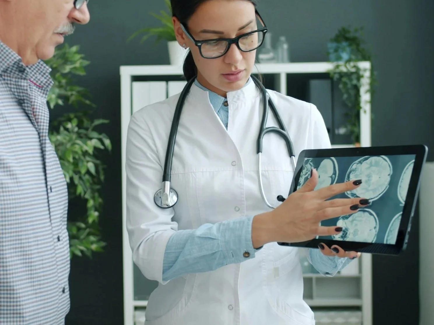 Woman doctor explaining procedure to a patient in a doctor's office. Halo Health Solutions - Phoenix West Valley Hormone Replacement Therapy and Healthcare