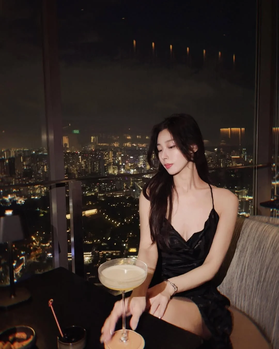 It&rsquo;s more than just a cocktail &mdash; it&rsquo;s the art of drinking 70 floors above, framed by the city&rsquo;s most iconic view.

Thank you @ziqi_tt for sharing your beautiful photos with us.

#SKAIBar