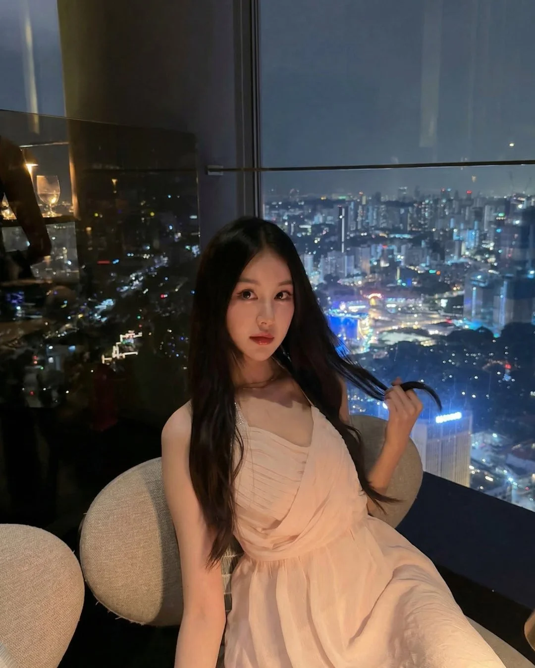 High above the city on Level 70, evenings at SKAI Bar are best enjoyed with sweeping skyline views, handcrafted cocktails and refined bites as the city lights begin to glow ✨

Thank you @candy_karry for capturing this beautiful moment from above.

#S