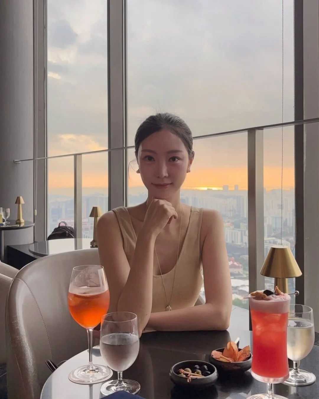 Sunset from Level 70, best enjoyed with a drink.

Thank you @kiimsso_ for capturing this moment at SKAI Bar.

#SKAIBar #SwissotelTheStamford #Cocktail #Sunset