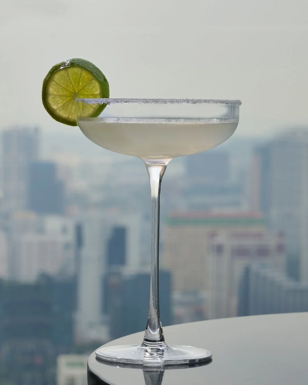 Our Margarita pairs Codigo Blanco with Cointreau and lime, delivering a crisp, citrus-led profile with a clean, elegant finish.

Enjoy it on Level 70, set against sweeping views of the city.

#SKAIBar #Cocktail #SwissotelTheStamford