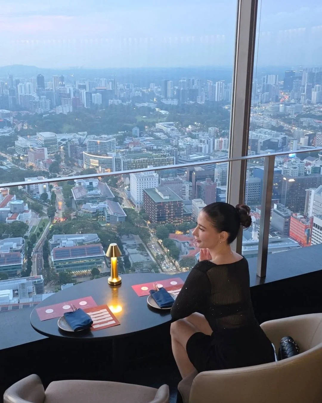 Ease into the evening at SKAI Bar.

Take it all in from 70 floors up, where the view speaks softly.

📸 @stephcarrington

Join us above the skyline.

#SKAIBar #SwissotelTheStamford