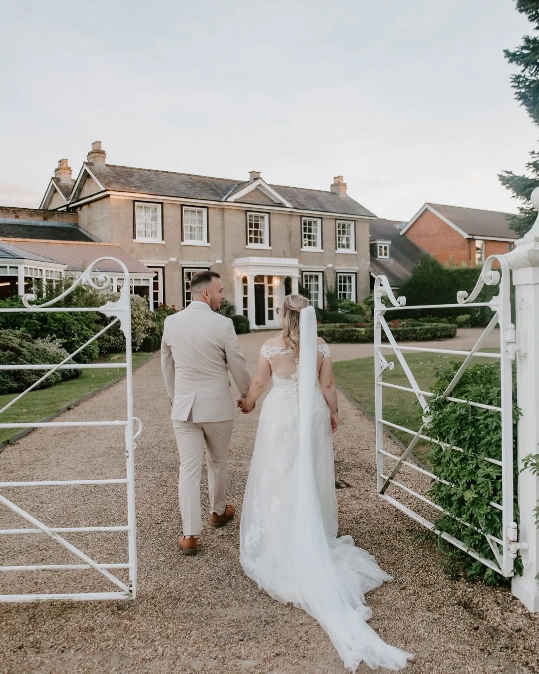 L + A giving all the British green vibes at the gorgeous @parkfarmhotel!
Hellooo destination wedding feels — right here in the heart of Norfolk. The dreamiest backdrop and the loveliest couple.
If you’re planning your 2026 or 2027 weddi