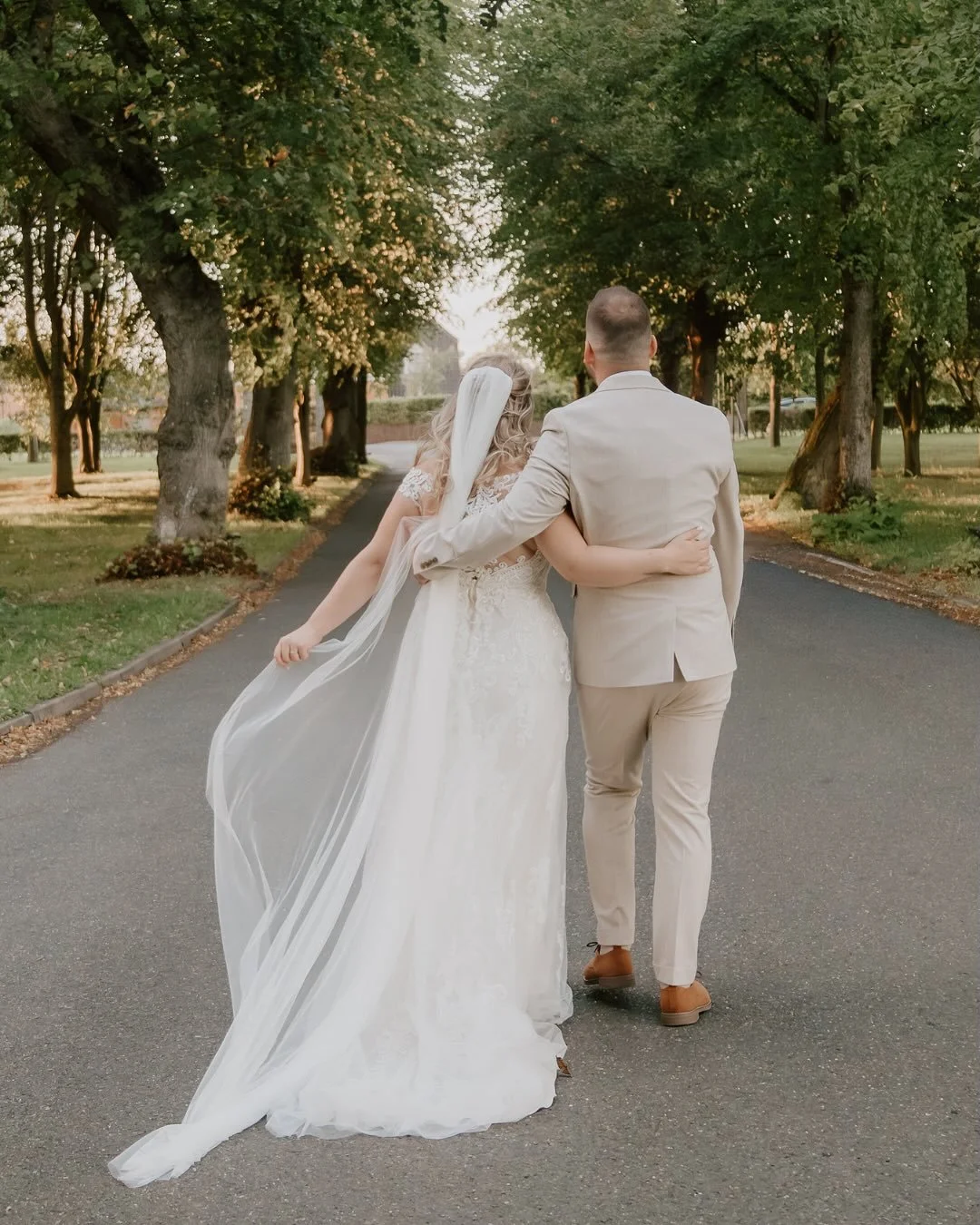 A few documentary-style favourites from L + A&rsquo;s day 🎞️
All the real moments &mdash; the laughs, the quiet in-betweens, the wind in the veil &mdash; just how it happened. Nothing staged, just their story as it unfolded.

If you&rsquo;re plannin