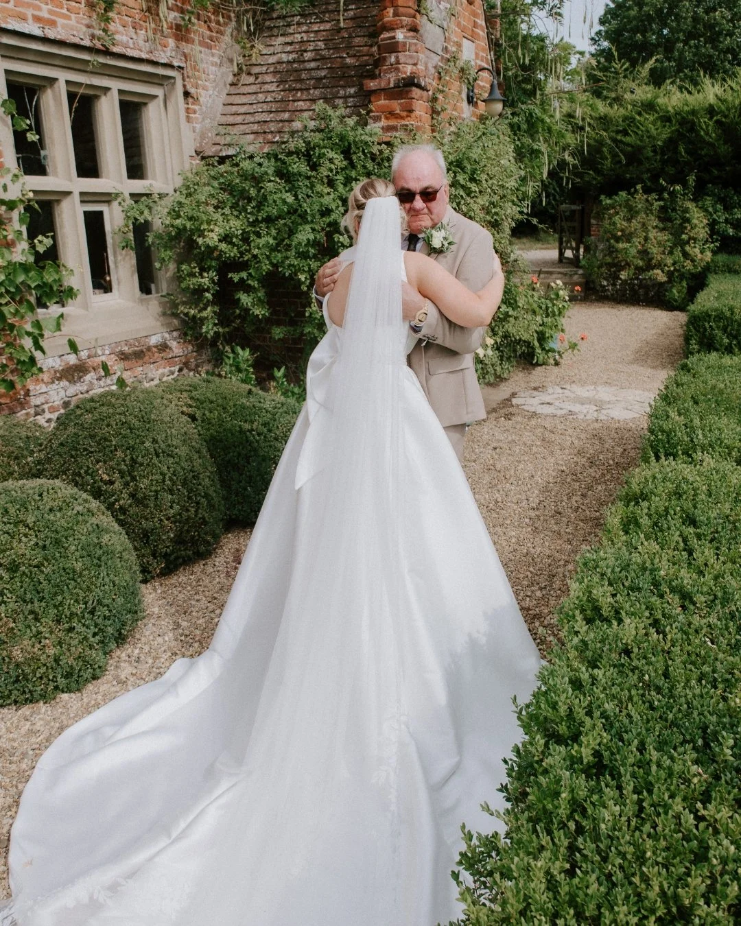 Just a gal and her dad&hellip; these moments are so special 🤍
The kind you feel every time you look back at them.

My diary is open for 2026/27 bookings &mdash; you can enquire via the link in my bio.

Photography: @photographyolivebranch 
Venue: @h