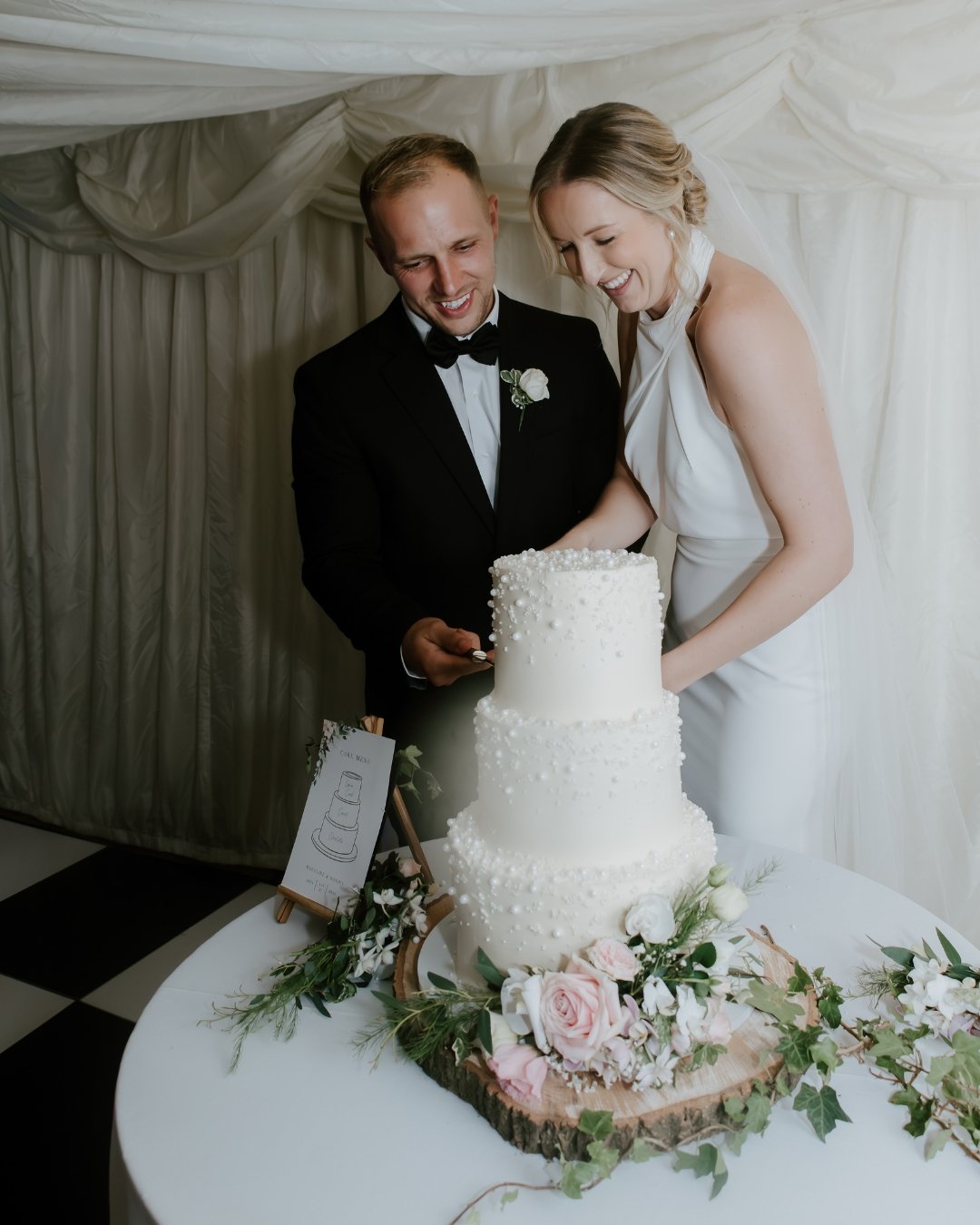 Some evening shots from R &amp; M&rsquo;s day&hellip; the kind of laughs you just can&rsquo;t pose 🤍
This is exactly why I&rsquo;m a candid wedding photographer girlie, these moments are MAGICCCC. The real stuff, the in-betweens, the bits you don&rs