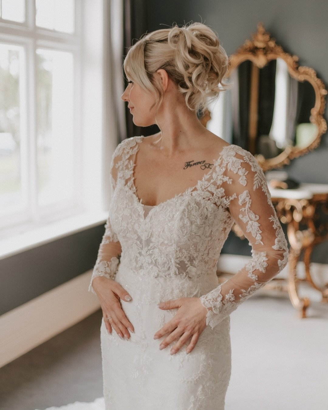 Gemma &amp; Jim&rsquo;s festive-themed wedding at @swynfordmanor was such a dream 🤍

I&rsquo;ll be sharing the full sneak previews from this day very soon, but the morning was filled with so many laughs it deserved its own post.
The easiest, happies