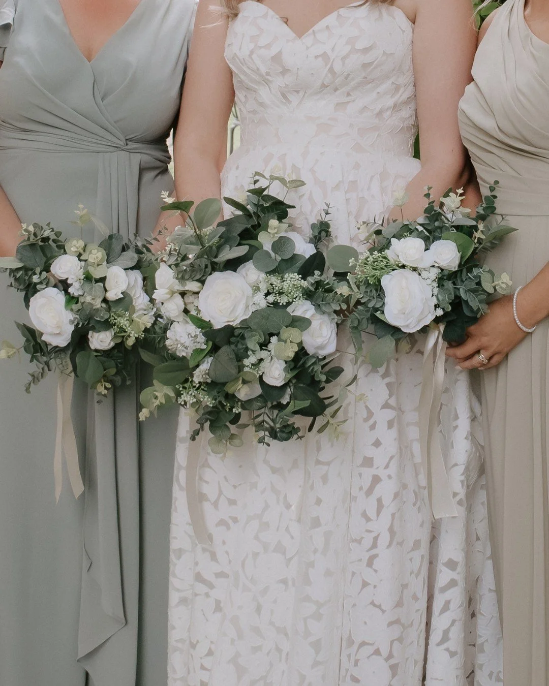 Classic sage and ivory bouquets were such a staple for the 2025 wedding palette, especially when it came to florals... and how perfect were these from Laura &amp; Jake&rsquo;s day? 🤍

Soft, timeless, and just right. Big shoutout to @laurelsilkfloris
