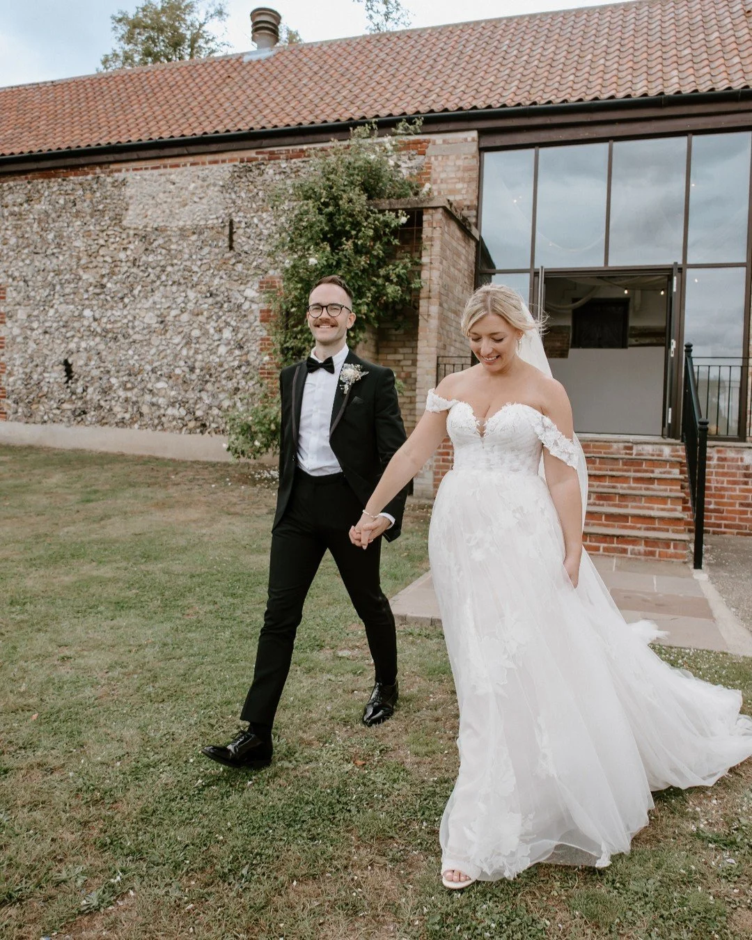 Walking back into your reception after couple portraits and straight into the party with all your nearest and dearest&hellip; elite behaviour 🤍

A little throwback to S &amp; A&rsquo;s day at @curdshallbarn &mdash; relaxed, joyful, and exactly how i