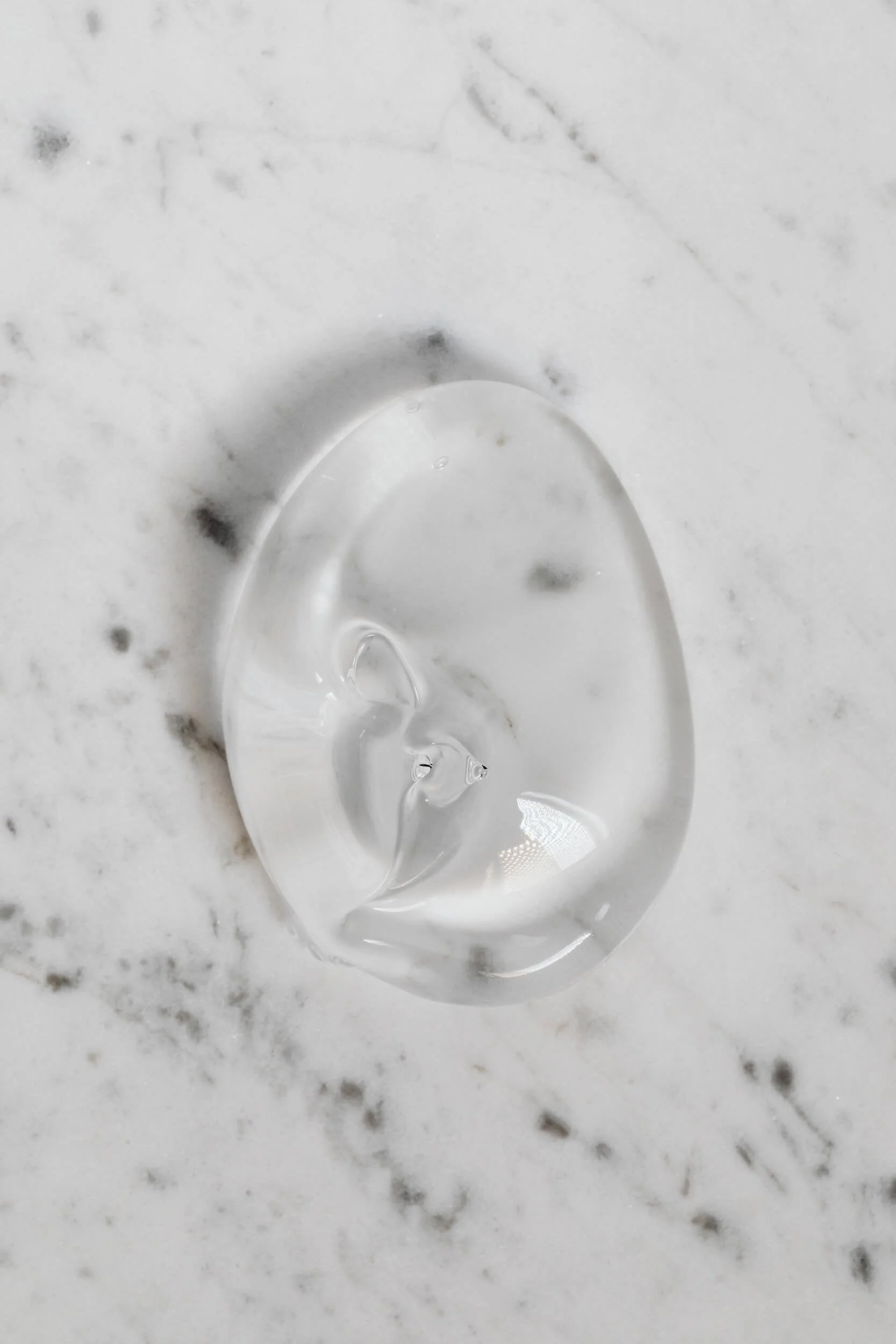 Gelartige Hautpflege - Symbolbild für sanfte dermatologische Behandlungen bei Dr. Tamara Arnoldner in Wien