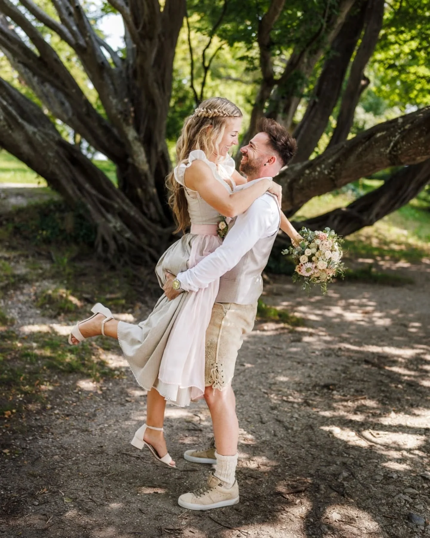 Love Love Love

Es war alles perfekt an diesem Tag in Gmunden bei der Hochzeit von Vanessa &amp; Dominik.

Hochzeitsfotograf | Brautpaar | Brautstrau&szlig; | Verlobungsring | Hochzeit in O&Ouml; | Max Habich

#weddinginaustria #hochzeit