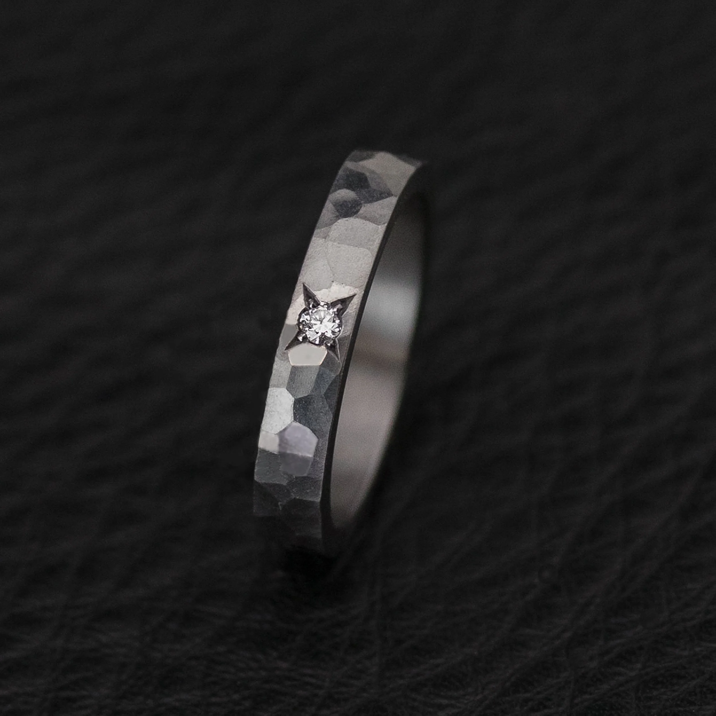 Bague en Tantale Martelé & Diamant