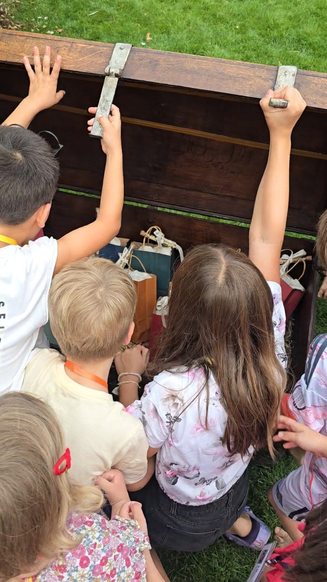 Ton an und mitfreuen! Diese glücklichen Momente sind der Grund, warum wir Happy Hearts gegründet haben... 🥰
Nach jeder Menge Rätsel und geheimen Hinweise haben unsere Mini-Detektive sie endlich gefunden: unsere mit tollen Überra