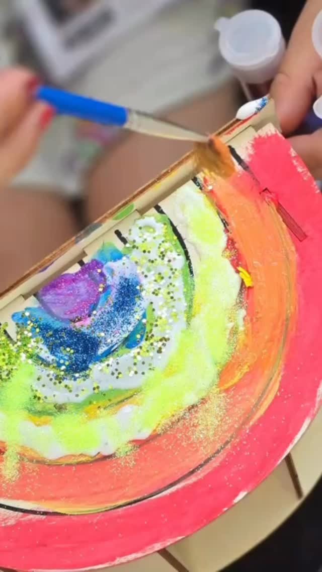 Regenbogenzauber & strahlende Kinderaugen ❤️
Heute haben wir gemeinsam den Himmel ein bisschen bunter gemacht – mit selbst angemalten Regenbögen, kleinen Künstlerhänden und ganz viel Herz!
Es ist so schön zu sehen, wie