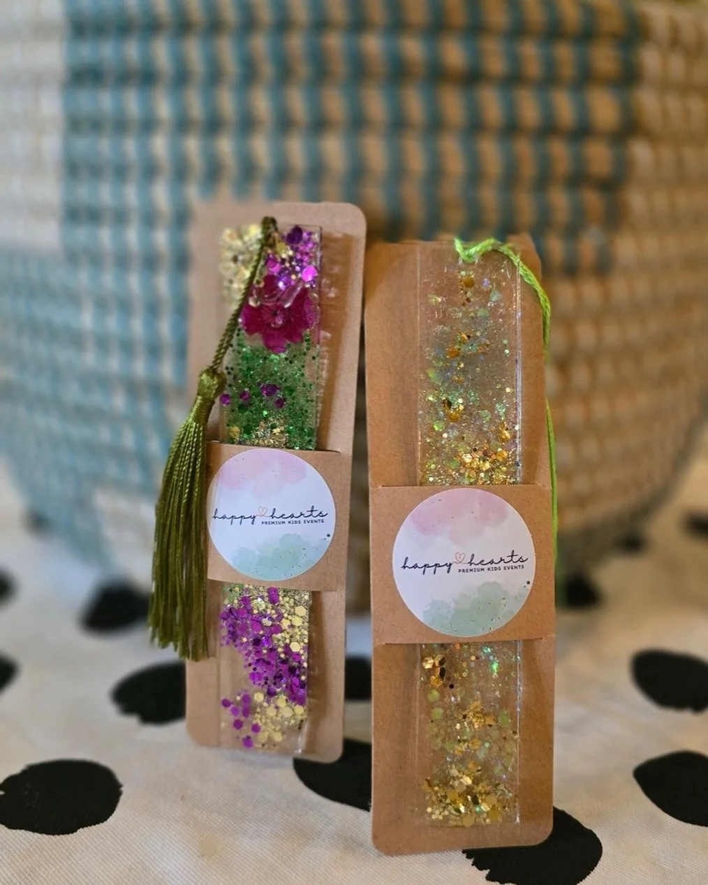 Wir sind verliebt in unsere kleinen, kreativen Lesezeichen aus Harz!
Jedes ein echtes Unikat &ndash; und jedes hat am Ende f&uuml;r leuchtende Kinderaugen gesorgt. 
Ob Glitzer, Trockenblumen oder bunte Pigmente &ndash; die Kids konnten ihrer Fantasie