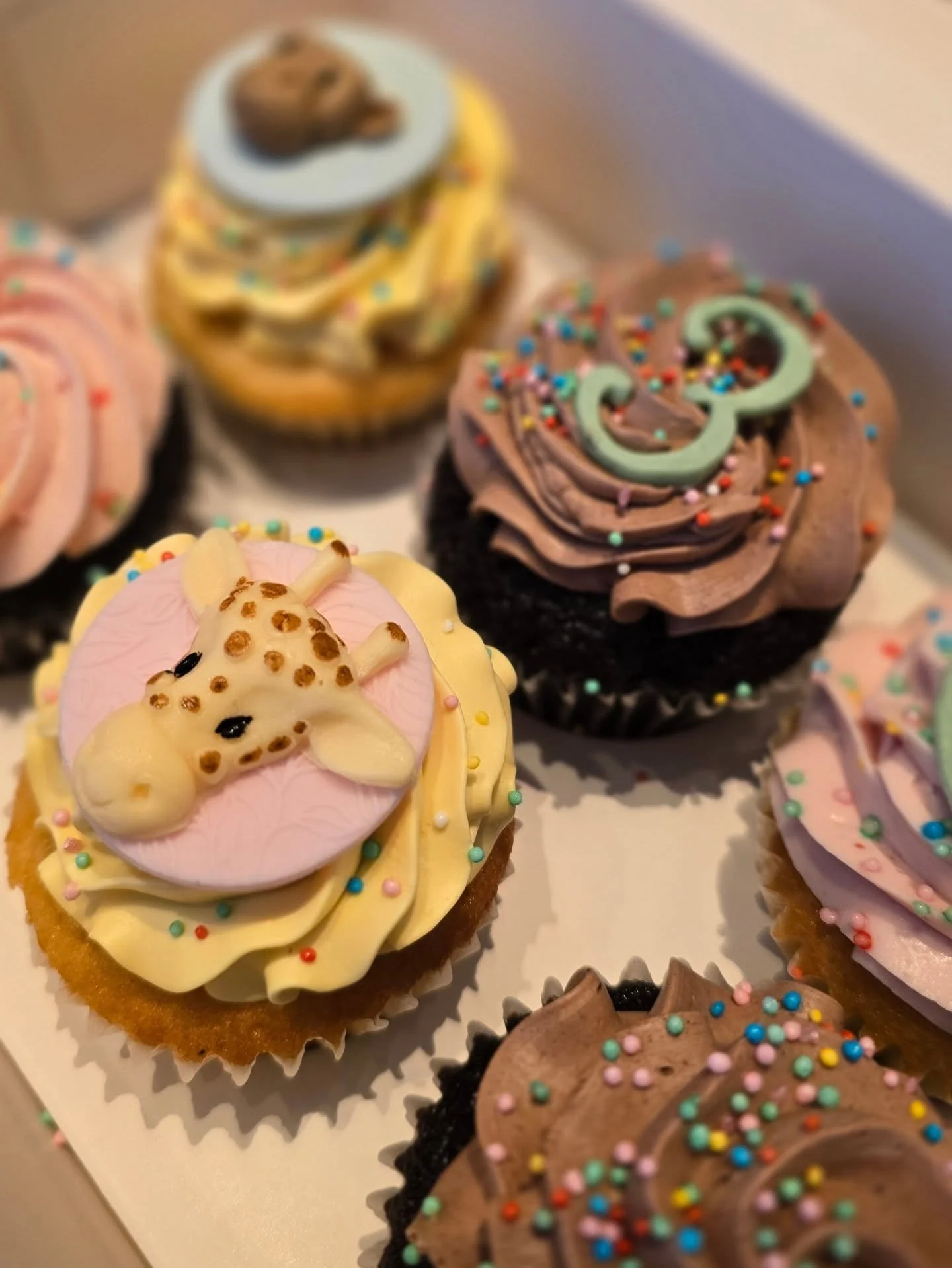Wir niedlich sind diese Cupcakes f&uuml;r unser n&auml;chstes Event zum Thema "Tiere"! Am liebsten w&uuml;rden wir gleich selbst reinbei&szlig;en ... 🥰 

✨Welches Event steht bei dir an? Wir machen Kinder gl&uuml;cklich und Eltern entspann