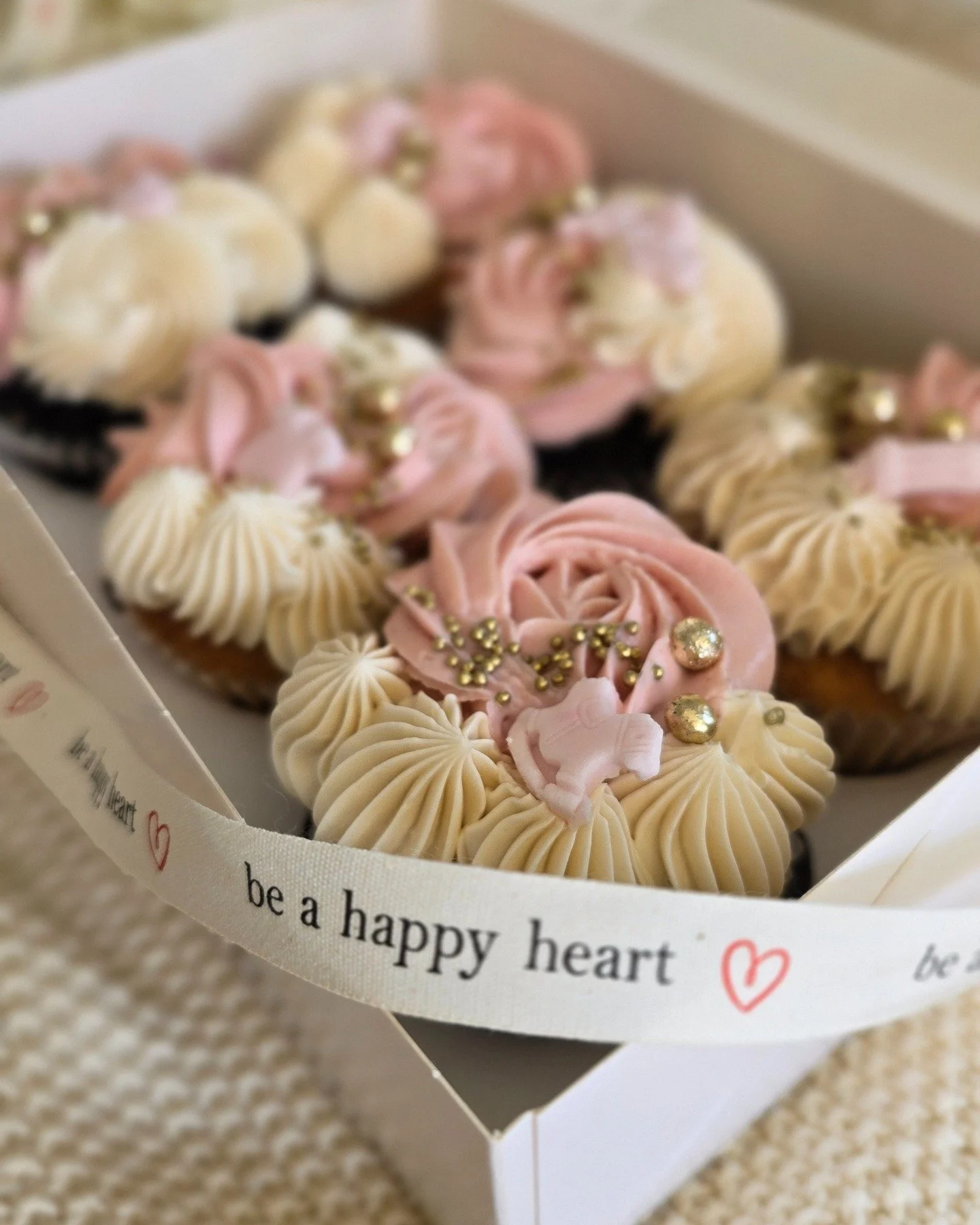 Ein kleiner Einblick in unsere n&auml;chste Babyshower - die wohl s&uuml;&szlig;este Art, neues Leben zu feiern. Ganz ehrlich: wir brauchen viel Disziplin, um nicht selbst in diese wundersch&ouml;nen Cupcakes zu bei&szlig;en&hellip; 😍 Daf&uuml;r fre