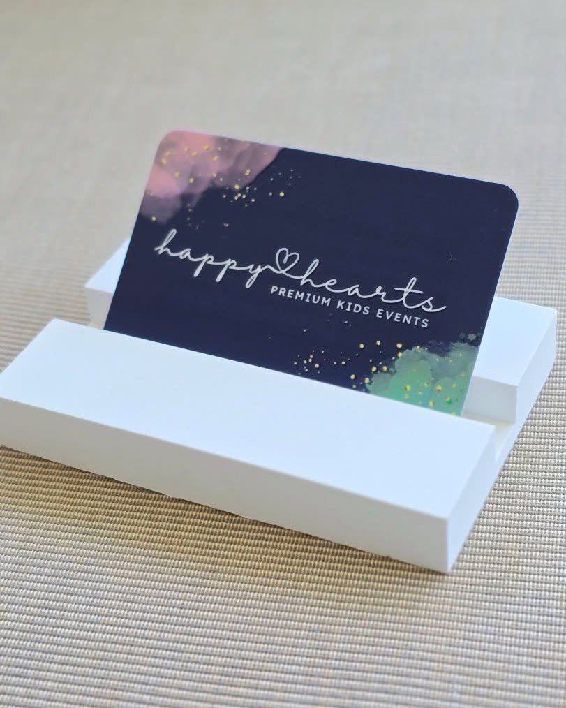 Unsere neuen Visitenkarten sind da!
Mit viel Liebe gestaltet und voller Freude pr&auml;sentieren wir unser neues Design.
Ein kleines Detail &ndash; aber f&uuml;r uns ein gro&szlig;er Schritt. Wir freuen uns sehr, sie endlich in den H&auml;nden zu hal