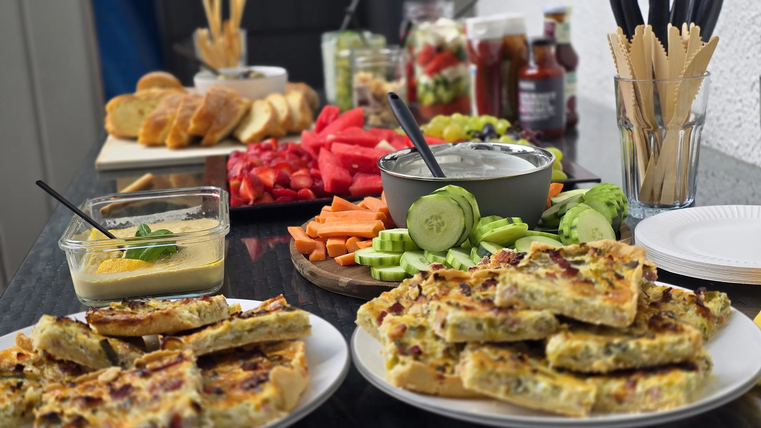 Junge Frau hält sich ein Stück gesunde Wassermelone vor ihr Gesicht und lacht.