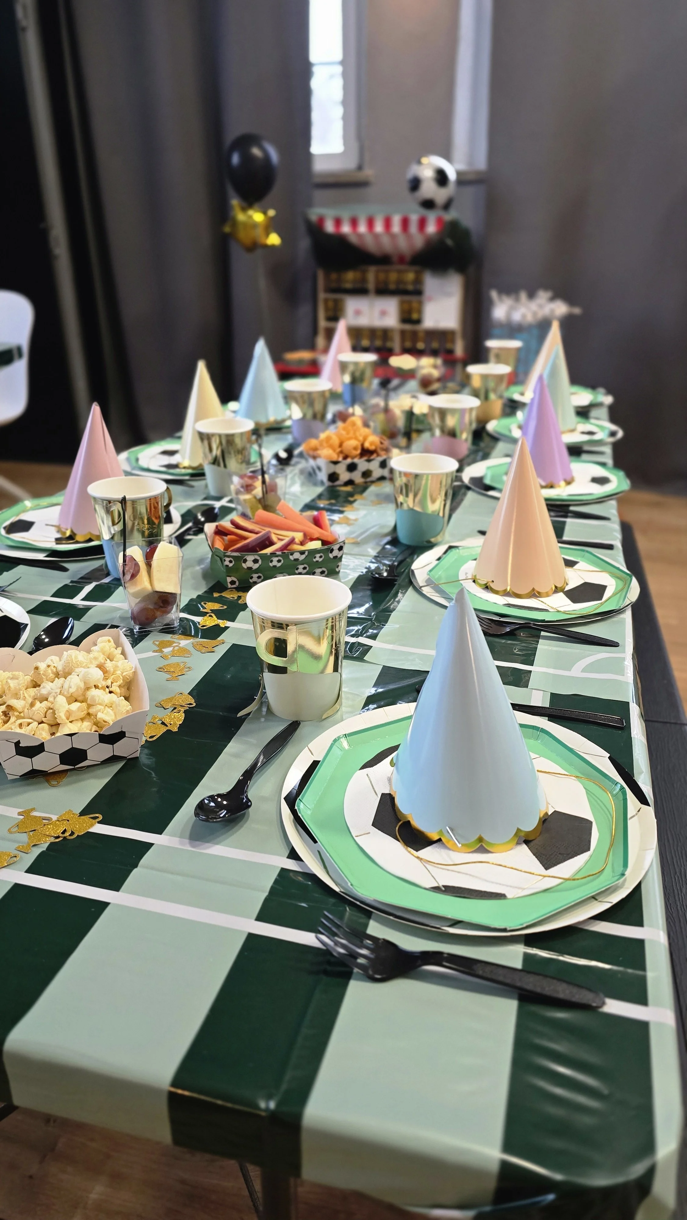 Bunte Luftballons in verschiedenen Farben wie Pink, Grün, Blau, Gelb und Orange hängen eng zusammen.