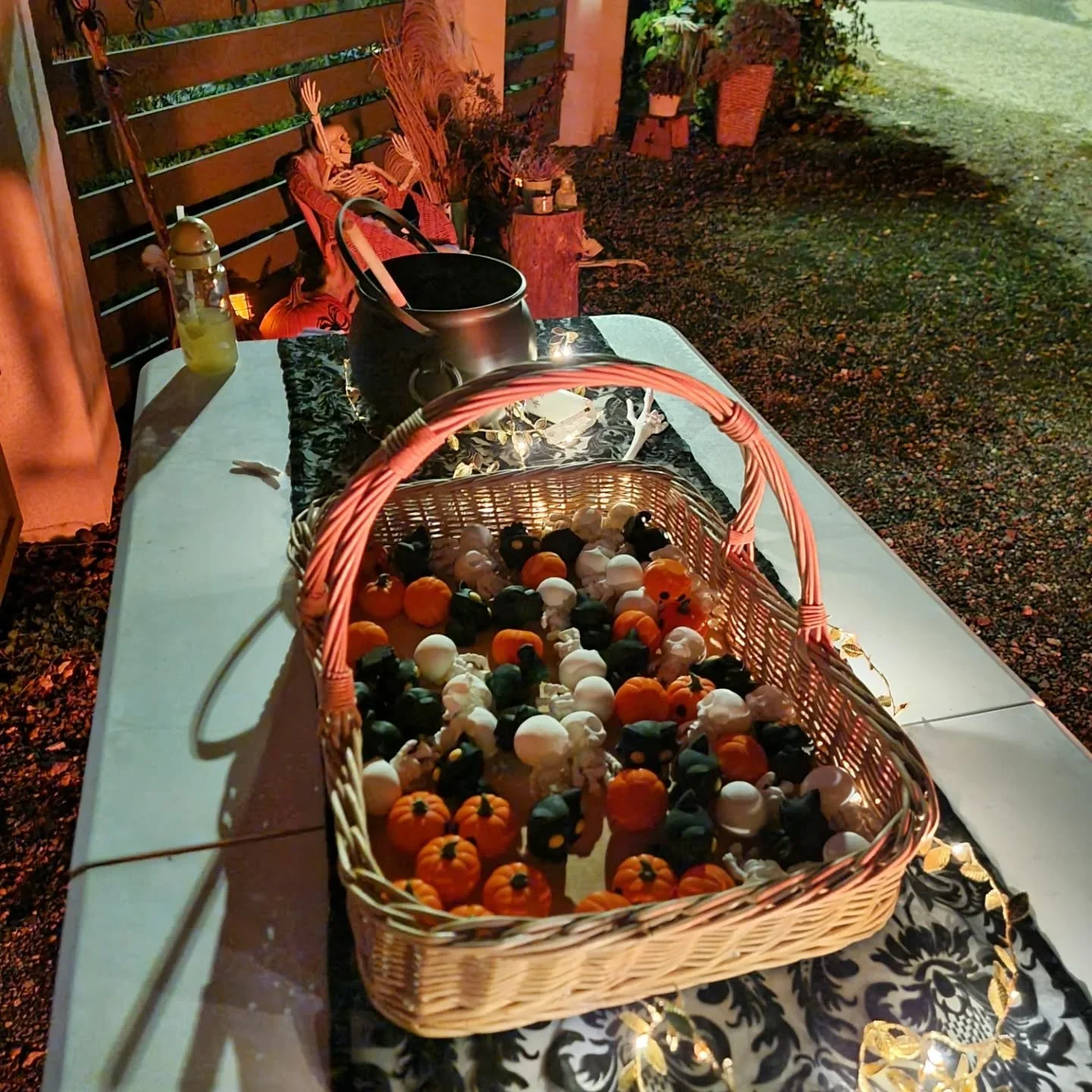 Halloween 🎃⚰️☠️👻 Horror H&oacute;dmezőn 

Az idei volt az eddigi legmozgalmasabb &eacute;s legeml&eacute;kezetesebb halloweeni k&eacute;sz&uuml;lőd&eacute;s, elősz&ouml;r tudtunk ugyanis vend&eacute;g&uuml;l l&aacute;tni gyerkőc&ouml;ket.

Hatalmas