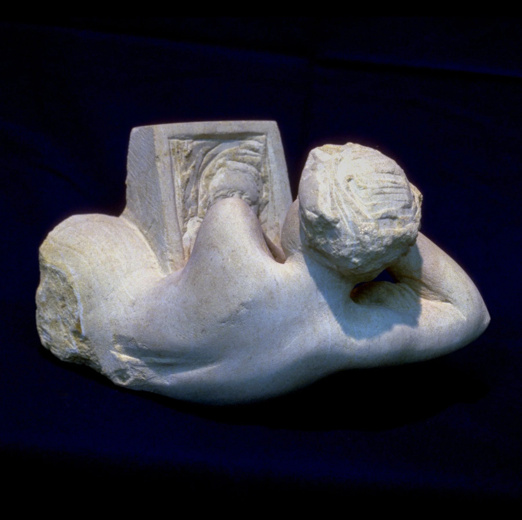 Leaning Head and Mirror
(after Velázquez). Ancaster Stone. 15' long. 1986. Private Collection.