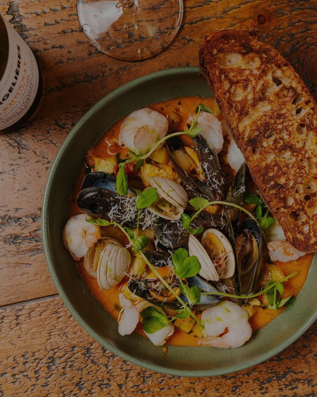 Our Singles Supper Club is gathering at @themotoristhub  Sherburn in Elmet - quietly elegant, beautifully built and the perfect backdrop for a long, easy supper.
Wednesday 12 November, 7pm
Welcome drink, then an exclusive 3 course menu created just