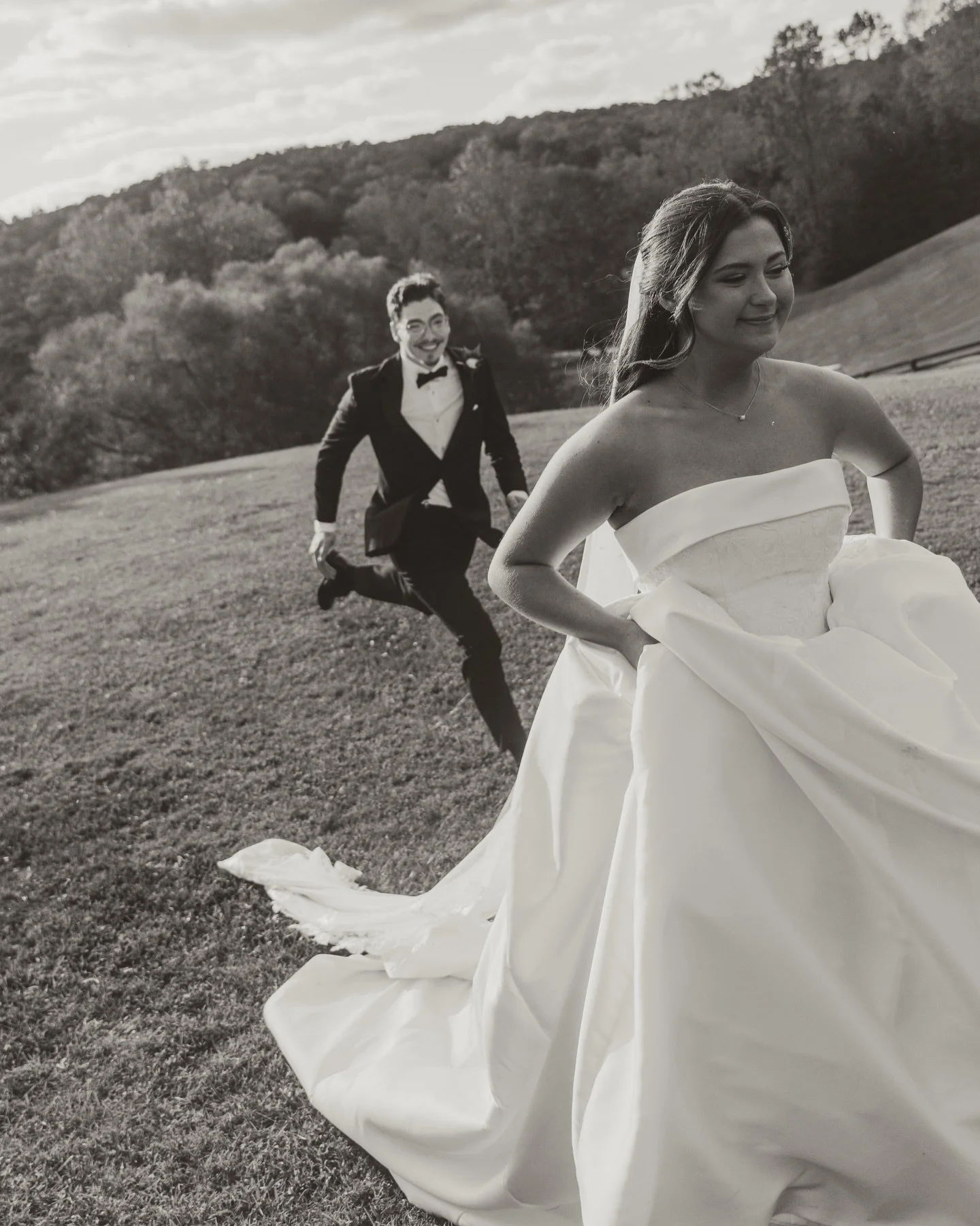 Charlie + Abby at the gorgeous @thewillowsfarm last fall. 🤩

#georgia #georgiaphotographer #weddingphotos #weddingphotographers #northgaweddings