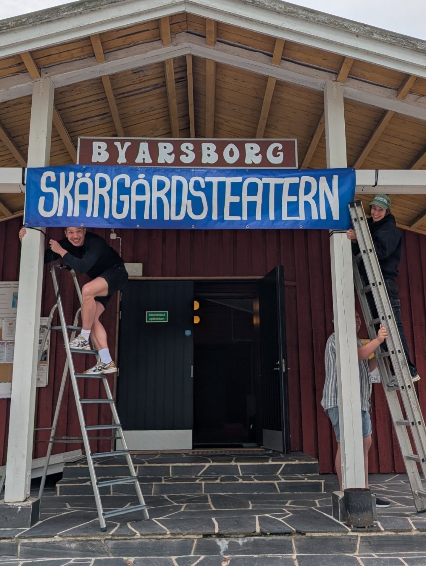 Ig&aring;r f&ouml;rberedde vi inf&ouml;r det f&ouml;rsta &aring;rsm&ouml;te, som &auml;r idag! 🌞☕🪅

Stolar placerades f&ouml;r f&ouml;reningsmedlemmar, skyltar sattes upp f&ouml;r att alla ska hitta r&auml;tt, en ivrig m&ouml;tesdeltagare var p&ari