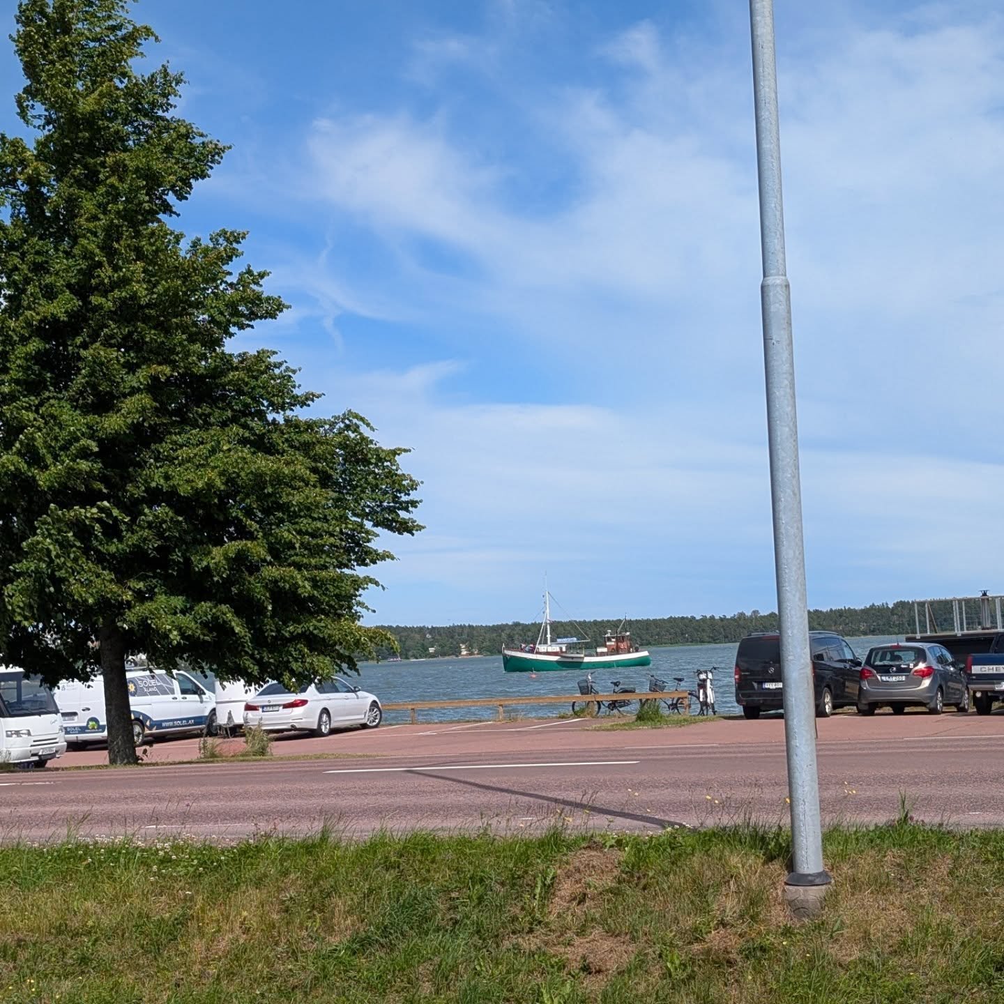 Idag tog vi i land vid Sjökvarteret i Mariehamn, brevid den vackra Albanus!⛵
Imorgon spelar vi på Breidablick i Finström☕
(Första bilden: Vår producent springer fullfart till Sjökvarteret från butiken för