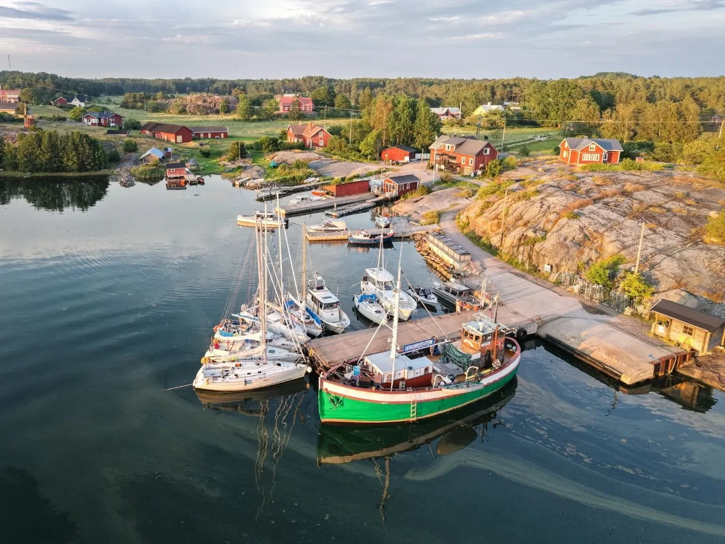 Tack Senja Larsen för de härliga drönarbilderna på vår båt M/S Sälö!
M/S Sälö är en av huvudkaraktärerna i Skärgårdsteaterns verksamhet! Hon är dramatisk, behöver t