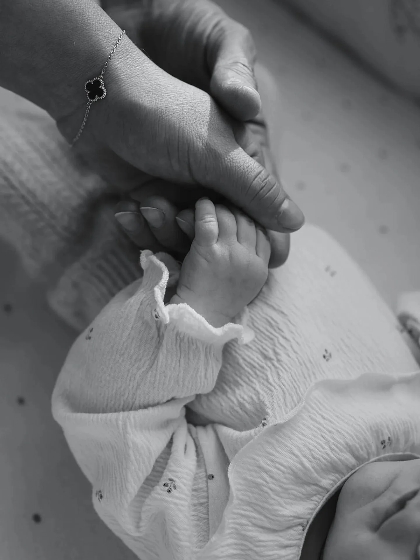 Wrapped in soft afternoon light, snuggles, and that quiet kind of love you never want to forget. 

#snugglesandkisses #familyphotography #familyphotoshoot #athomesession #babyphotoshoot #babygirl