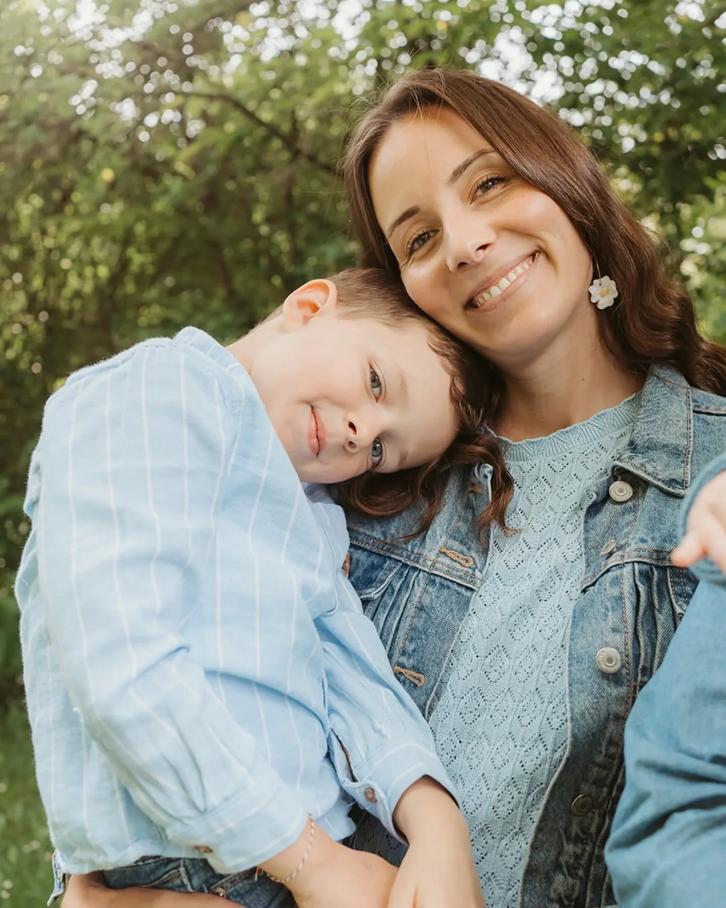After taking photos at home we took a walk and I got to capture sweet hugs and gentle moments for this sweet family 🥰&hearts;️

#familytime #familyphotography #outdoorphotoshoot #hugs #family
