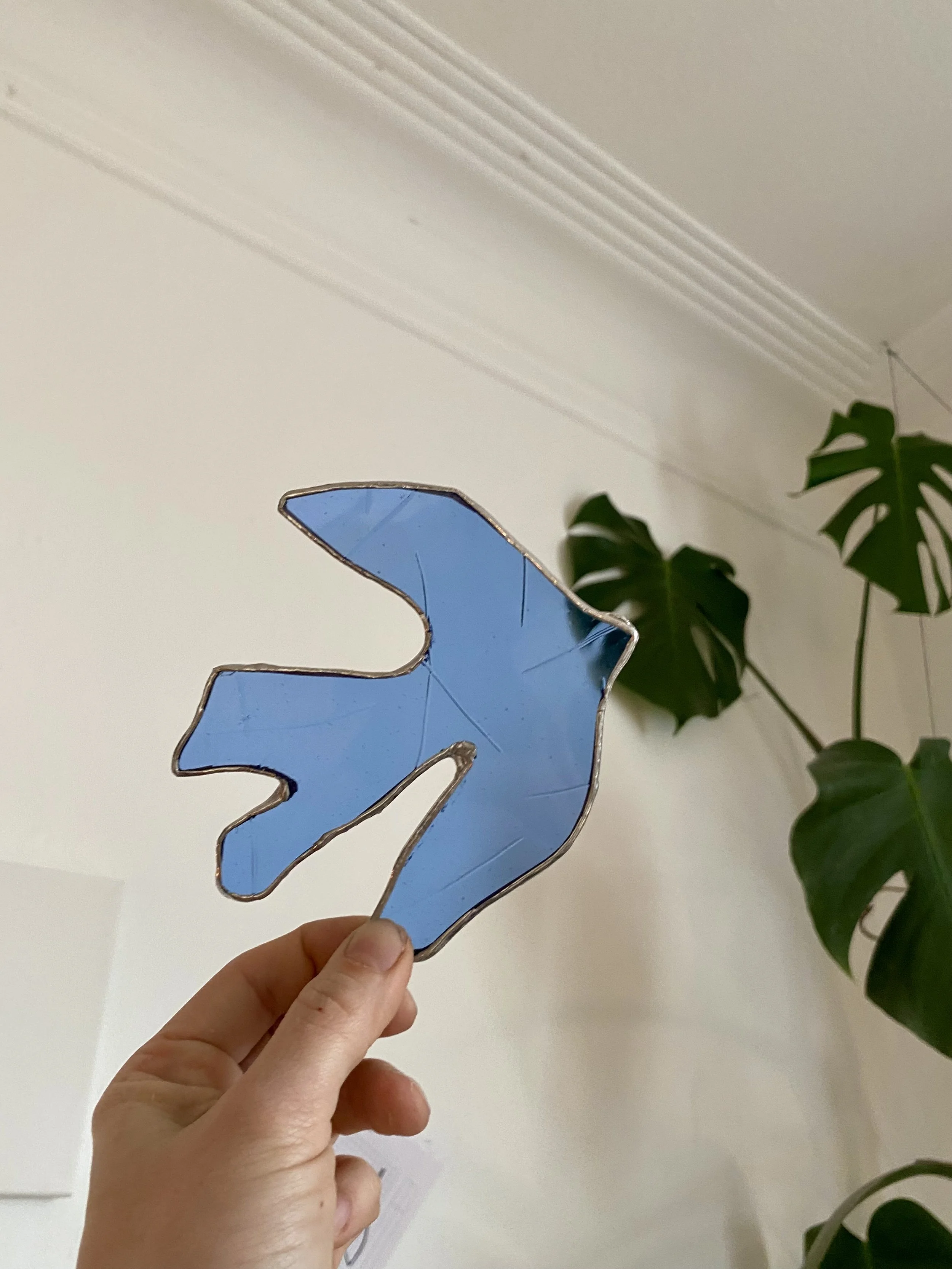 Glasvogel blau. Geschliffen und gelötet