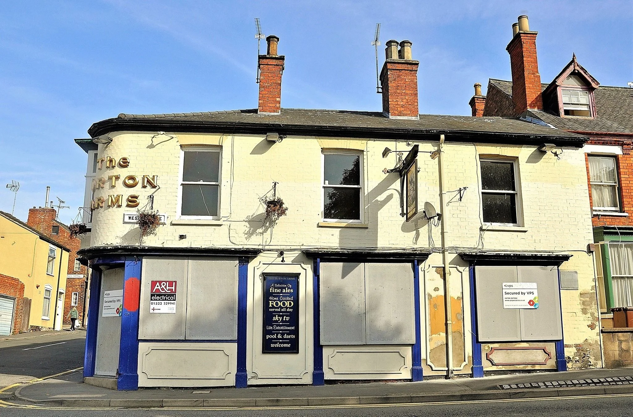 The Burton Arms boarded up in 2015. The pub is now a branch of Pizza Hut. 