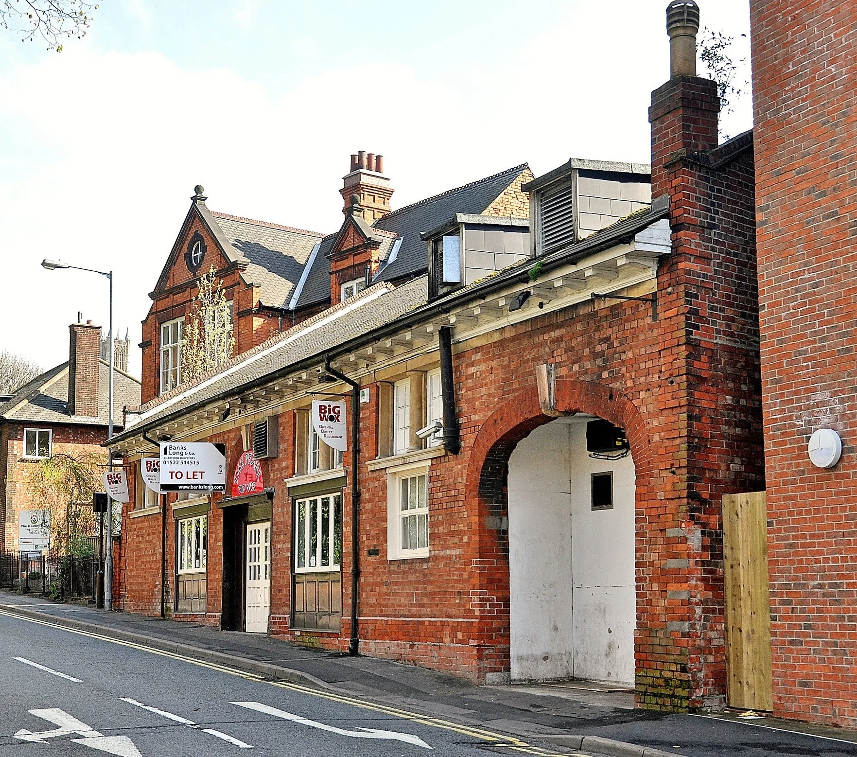 Todson House. Built as the City Sale Room in 1912 the wide entrance was designed for carts, with stables behind. From 1935 it was assocaietd with Jospeh Cox, an auctioneer and estate agent. 

During the Second World War, it was used for training conn