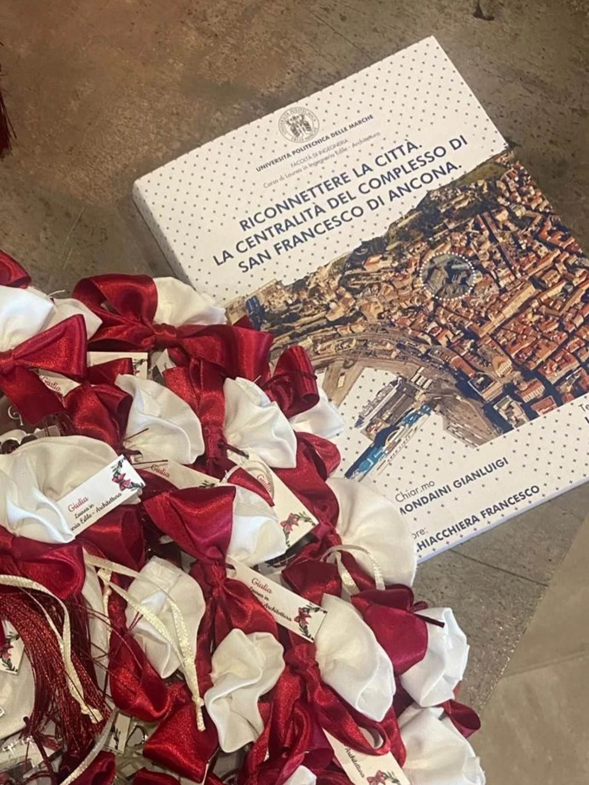 #pensatilaureata 
&bull;
✨ La tua tesi merita il massimo!
Stampa e rilegatura professionale per rendere unico il tuo traguardo.

📚 Carta di alta qualit&agrave;
🎨 Copertine personalizzabili

#TesiDiLaurea #StampaTesi #RilegaturaProfessionale #laurea