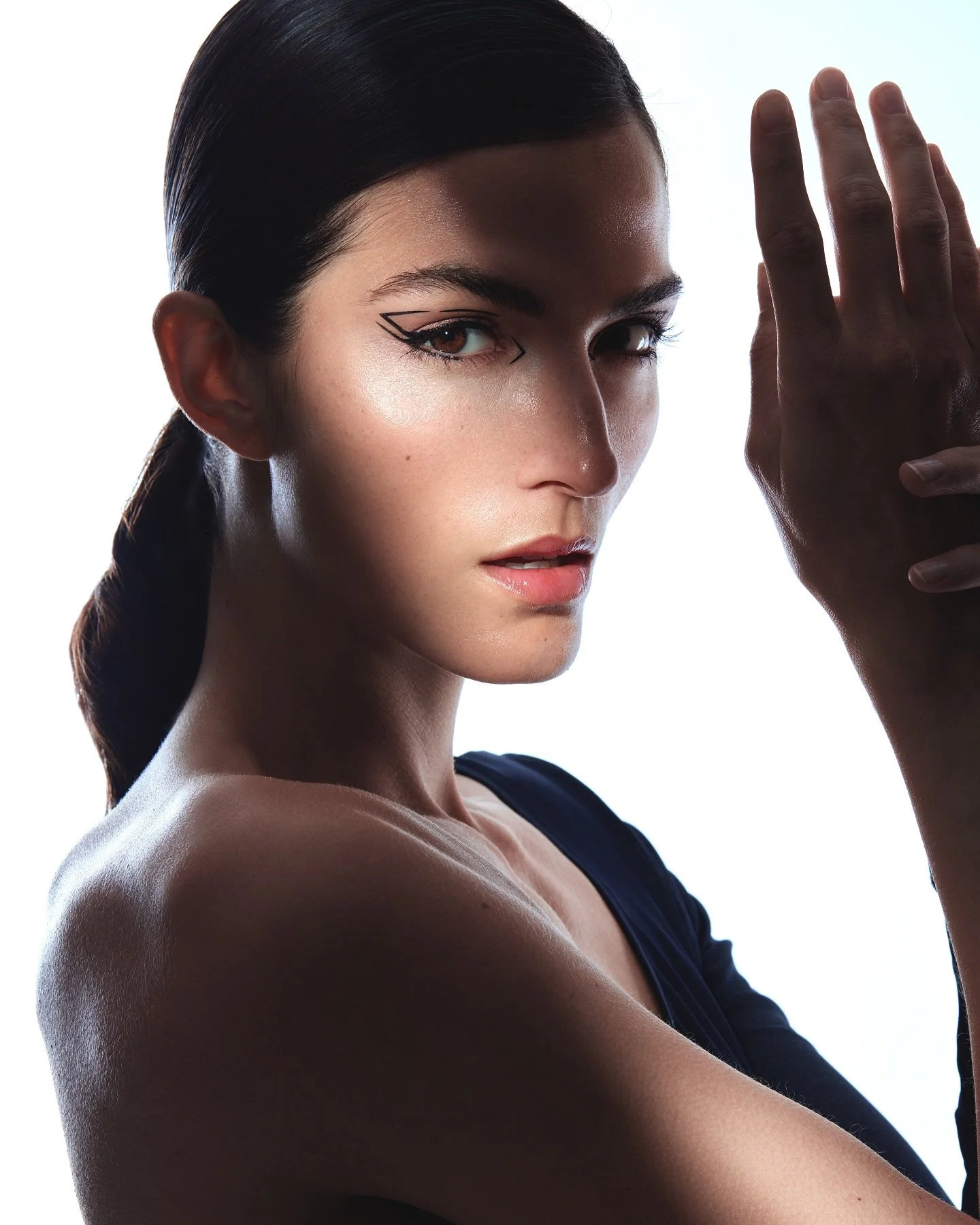 Abstract eyeliner; Make-Up: @juliae.makeup.artist // @jule.eis Fotograf: @sbarucha Model: @nicola.woyczyk Agentur: @amanagementde Produktion: @pro_academy_ #eyeliner #makeup #beautyphotography #juliae #juliaemakeupartist #makeup #makeupartist