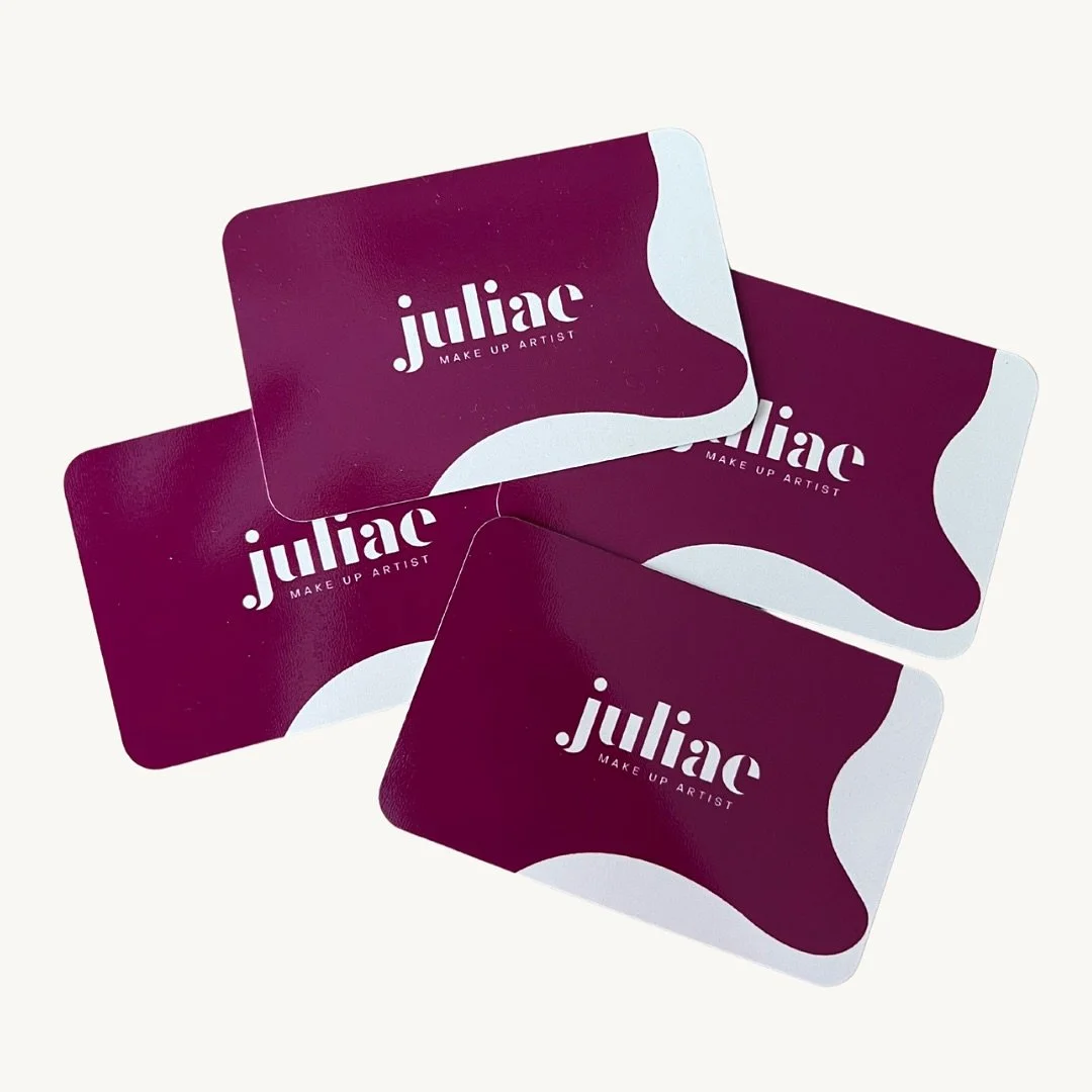 New in: meine Visitenkarten 💜 Ich freue mich riesig, euch endlich meine neuen Visitenkarten zu zeigen &ndash; sie sind nicht nur ein St&uuml;ck Papier, sondern ein Teil meiner Vision als Make-up Artistin. Au&szlig;erdem sind sie mehr als nur ein Kon