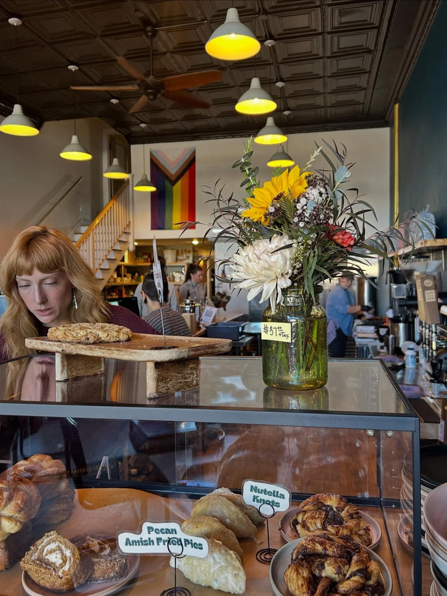 Topo is open until noon today! Grab your favorite drink, pastry. Fresh bouquets dropped this morning! Happy Thanksgiving!🦃