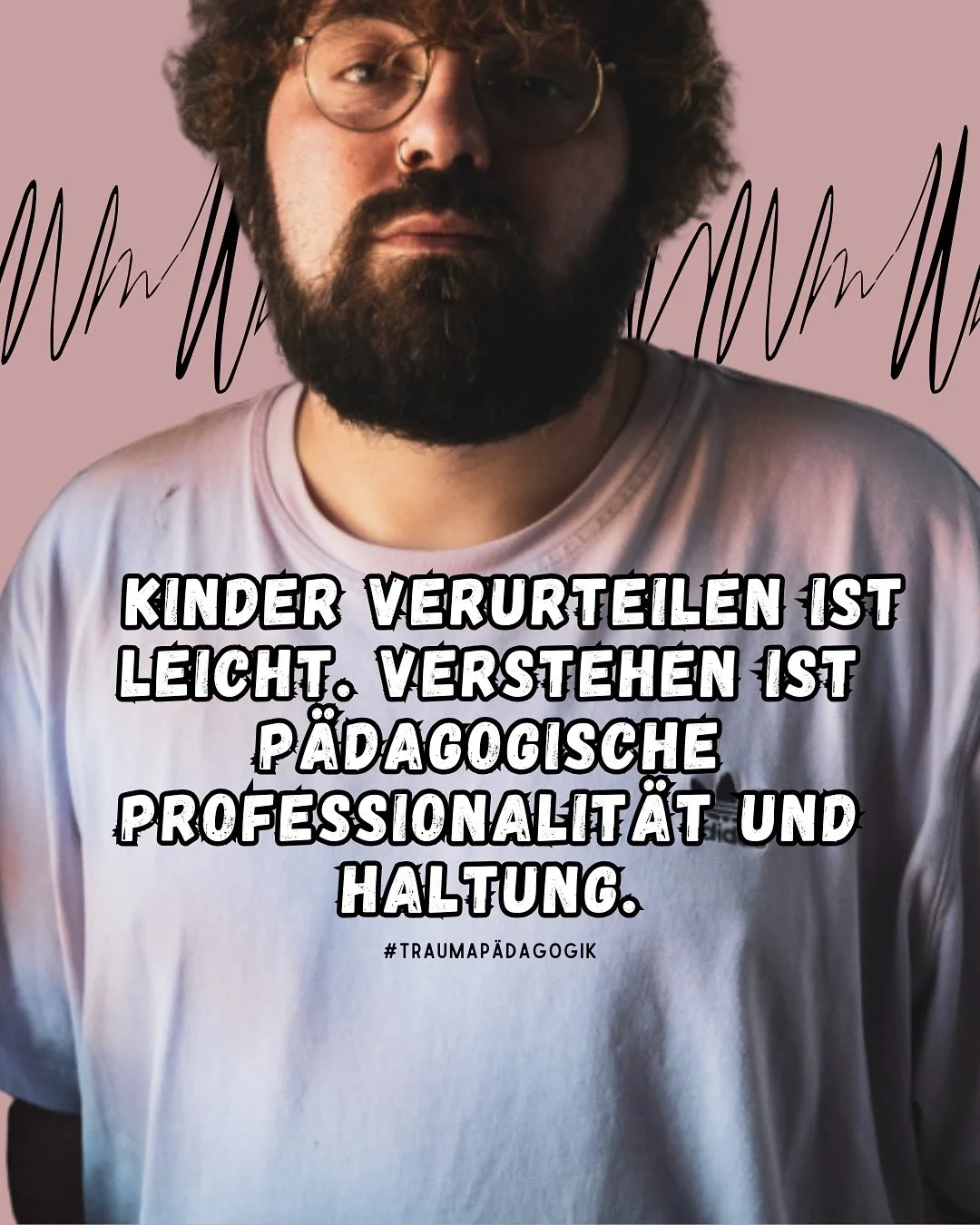 Vielleicht ist das Kind nicht &bdquo;schwierig&ldquo;.
Vielleicht reagiert es auf etwas, das du (noch) nicht siehst.
Vielleicht k&auml;mpft es. Und du bist gerade einfach der sicherste Ort daf&uuml;r.

Die Annahme des guten Grundes ist keine Ausrede 