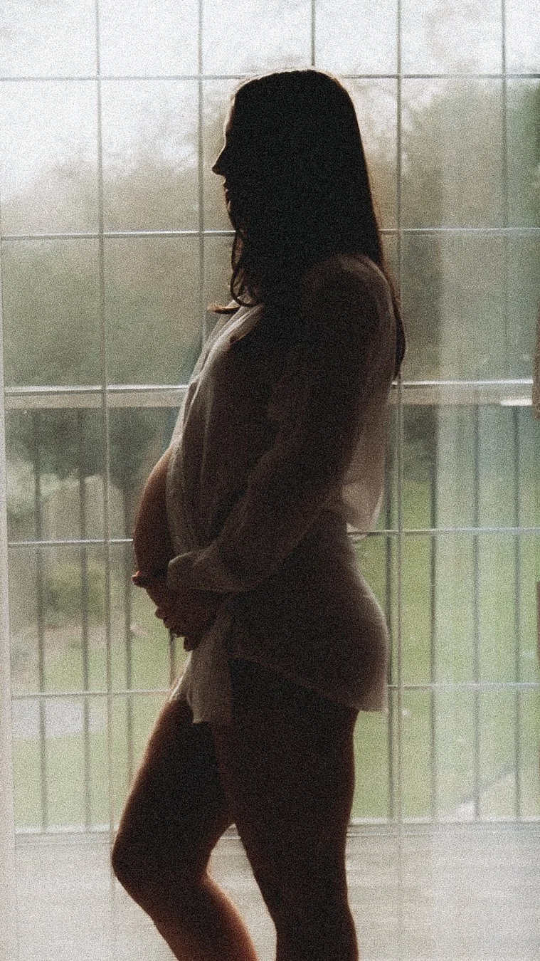  silouette of a pregnant women