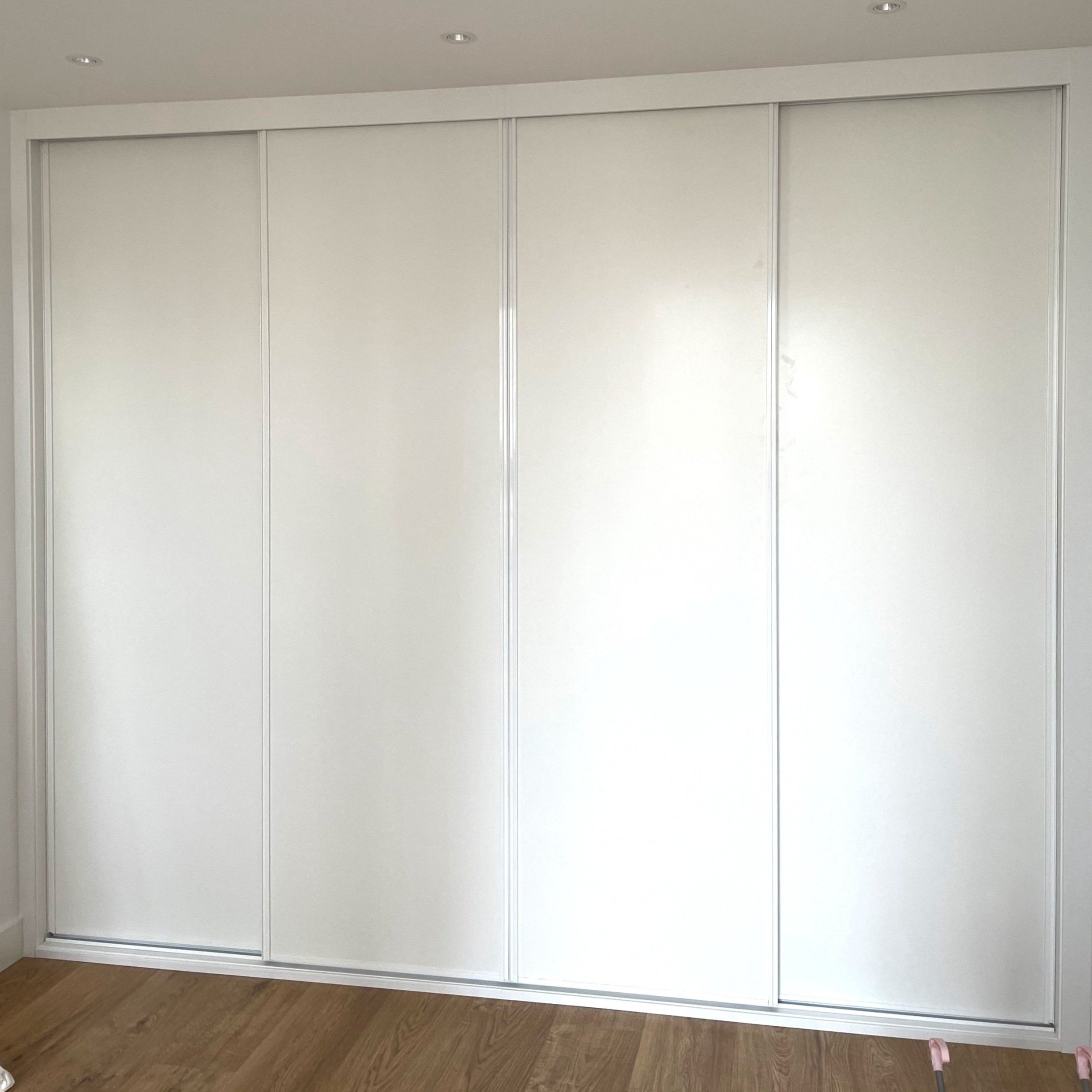 Armario a medida de puertas correderas lacado en blanco
