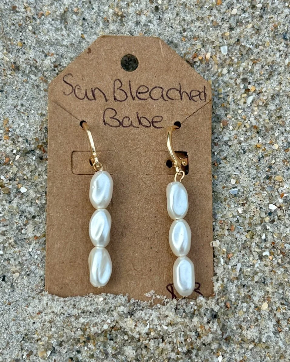 Everyone&rsquo;s favorite pearl set is back in stock! I wear this set EVERYDAY and absolutely love them! They work as the perfect gift for your beach bum in your life🌸🌊 This set also comes in silver for my silver girls!!

Make sure to get all your 