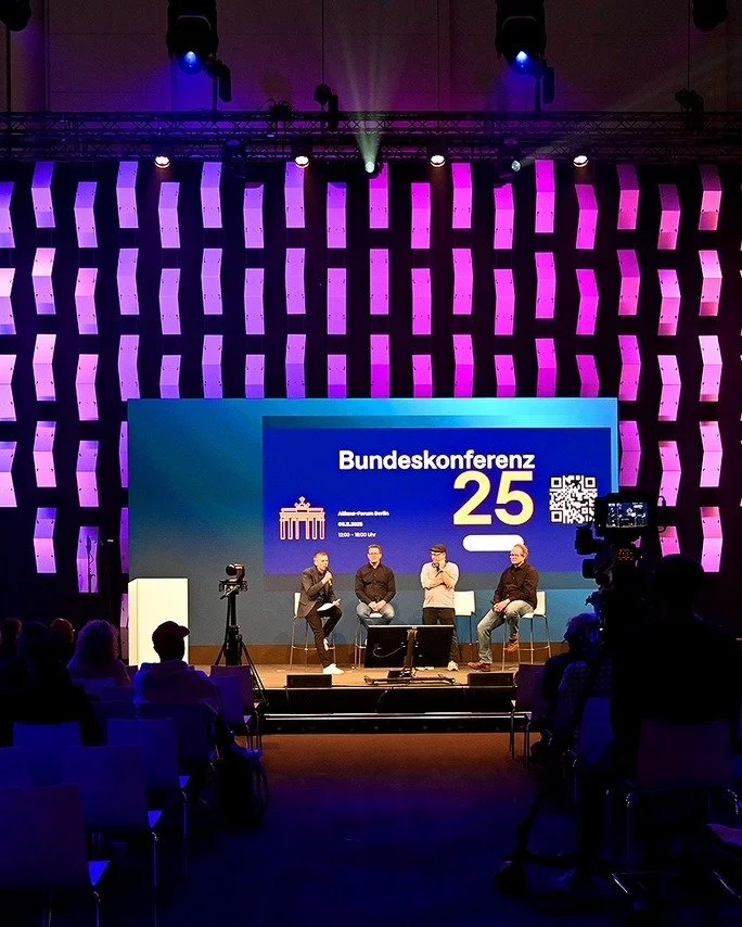 Die Veranstaltungswirtschaft steht unter Druck und braucht neue, realitätsnahe Lösungen 😉
👉🏻 Rückblick auf die LEaT con 2025. 
Wie auch in den letzten Jahren traf sich dort das Who’s who der Veranstaltungstechnikwirtschaft,