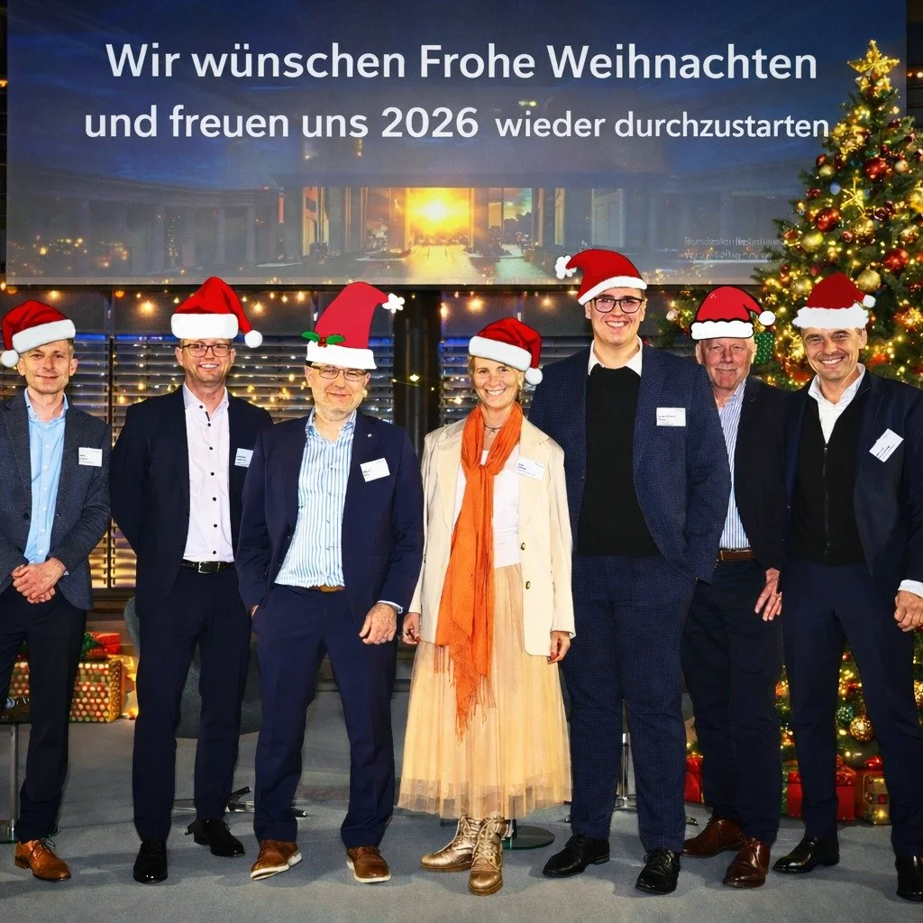 🎄 Frohe Weihnachten 🎄

Ein Jahr voller Austausch, Diskussionen und gemeinsamer Verantwortung liegt hinter uns.
Ein Jahr, in dem die Bundeskonferenz Veranstaltungswirtschaft einmal mehr gezeigt hat, wie wichtig Dialog, Haltung und Zusammenhalt f&uum