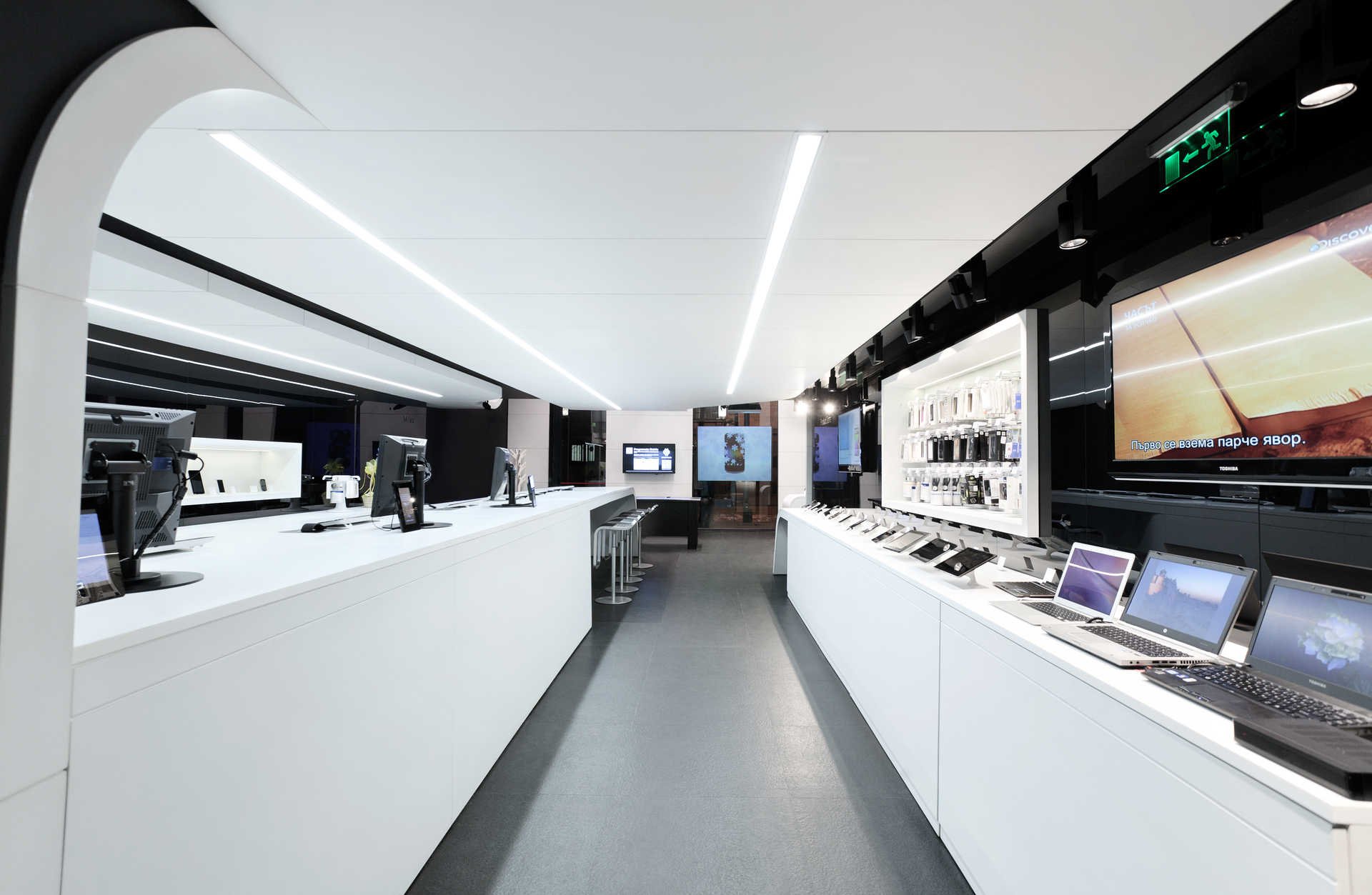 Mtel Experience Store